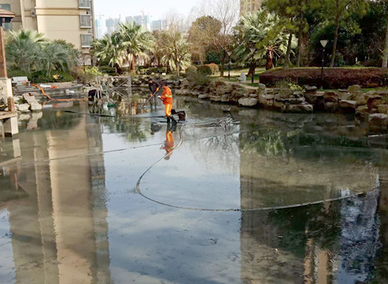 文殊镇景观池淤泥清理