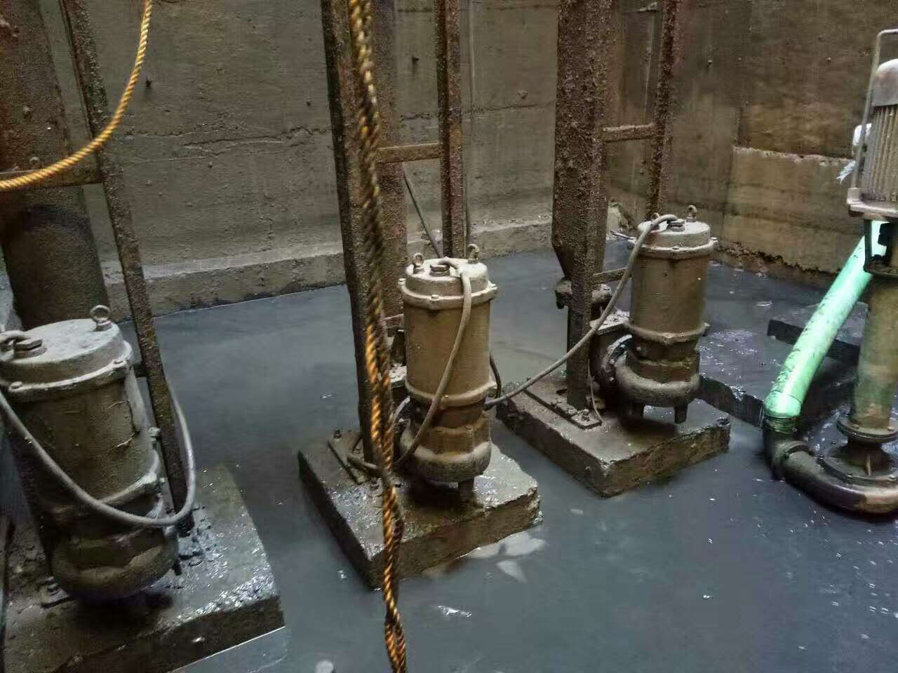 文殊镇污水池清理