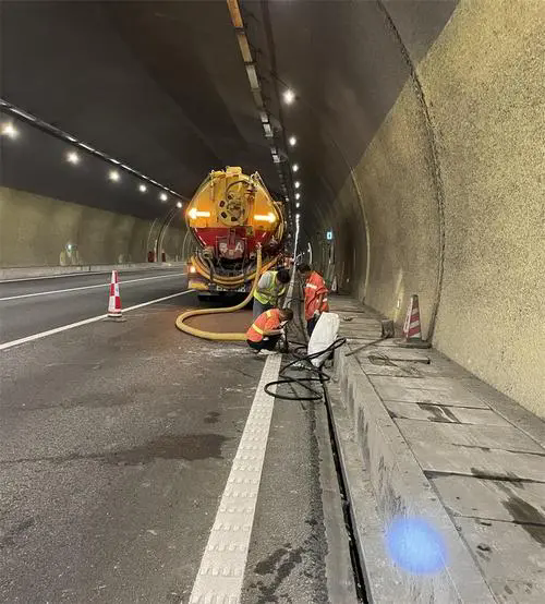 文殊镇隧道排水渠清淤